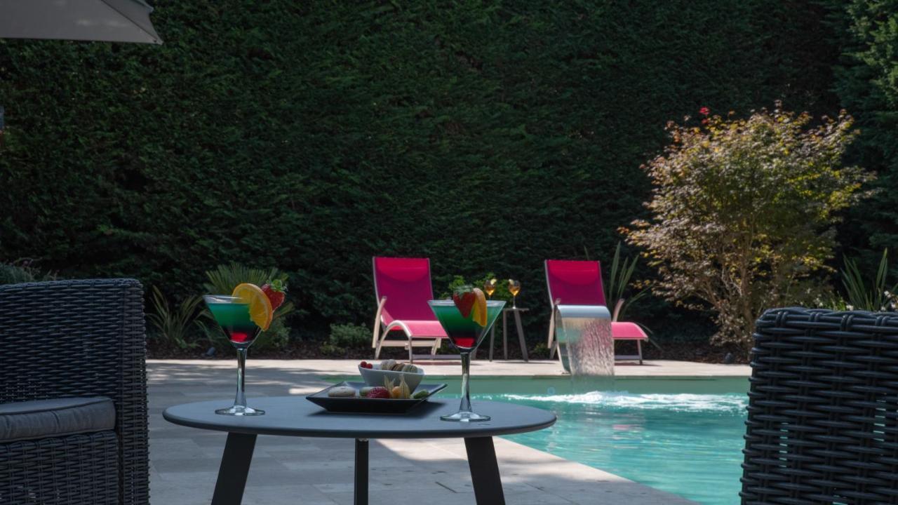 Logis La Croix Blanche Hotel 3*